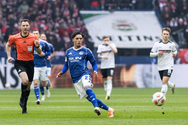2. Fußball Bundesliga: FC Schalke 04 - 1. FC Kaiserslautern; 25.01.2026 Soufiane El-Faouzi (FC Schalke 04, 23) 2. Fußball Bundesliga: FC Schalke 04 - 1. FC Kaiserslautern; Veltins-Arena, Gelsenkirchen; 25.01.2026 DFL regulations prohibit any use of photographs as image sequences and or quasi video.