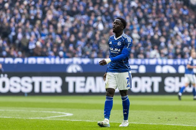2. Fußball Bundesliga: FC Schalke 04 - 1. FC Kaiserslautern; 25.01.2026 Christian Gomis (FC Schalke 04, 7) 2. Fußball Bundesliga: FC Schalke 04 - 1. FC Kaiserslautern; Veltins-Arena, Gelsenkirchen; 25.01.2026 DFL regulations prohibit any use of photographs as image sequences and or quasi video.