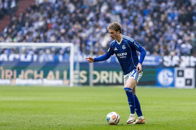 2. Fußball Bundesliga: FC Schalke 04 - 1. FC Kaiserslautern; 25.01.2026 Finn Porath (FC Schalke 04, 27) 2. Fußball Bundesliga: FC Schalke 04 - 1. FC Kaiserslautern; Veltins-Arena, Gelsenkirchen; 25.01.2026 DFL regulations prohibit any use of photographs as image sequences and or quasi video.