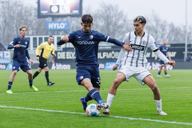 Cajetan Lenz (VfL Bochum) im Zweikampf mit Frederik Schmahl (SV 07 Elversberg), SV Elversberg vs VFL Bochum, Fussball, 2. Bundesliga, 19. Spieltag, Saison 2025 2026, 25.01.2026 DFB regulations prohibit any use of photographs as image sequences and or quasi-video. SV Elversberg vs VFL Bochum, Fussball, 2. Bundesliga, 19. Spieltag, Saison 2025 2026, 25.01.2026