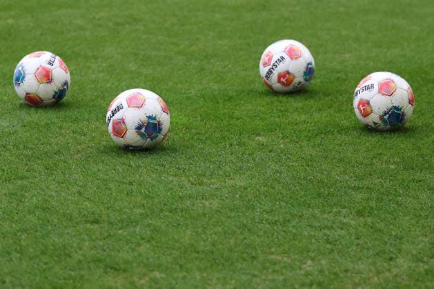 Spielbälle Derbystar beim Spiel der 2. Bundesliga (Saison 2025 26) FC Schalke 04 - 1. FC Kaiserslautern - Copyright: Thomas Pakusch
