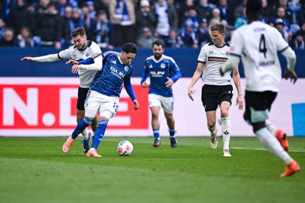 25.01.2026, Fussball, 2. Bundesliga, Saison 2025 2026, 19. Spieltag, FC Schalke 04 - 1. FC Kaiserslautern, Elfmeter? Soufiane El-Faouzi (FC Schalke 04) xRHR-FOTO YYx