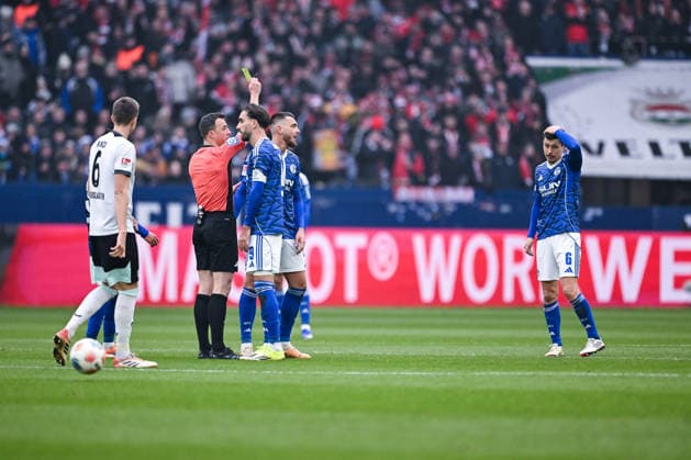 25.01.2026, Fussball, 2. Bundesliga, Saison 2025 2026, 19. Spieltag, FC Schalke 04 - 1. FC Kaiserslautern, Gelbe Karte Hasan Kurucay (FC Schalke 04) xRHR-FOTO YYx