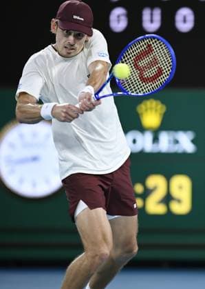 (260125) -- MELBOURNE, Jan. 25, 2026 -- Alex de Minaur hits a return during the men s singles 4th round match between Alex de Minaur of Australia and Alexander Bublik of Kazakhstan at the Australian Open tennis tournament in Melbourne, Australia, Jan. 25, 2026. (Photo by Xinhua) (SP)AUSTRALIA-MELBOURNE-TENNIS-AUSTRALIAN OPEN-MEN S SINGLES WangxShen 