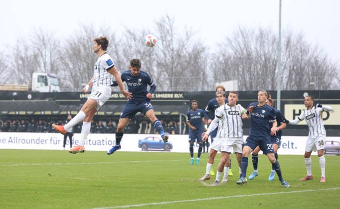 25.01.2026, Fussball, Herren, 2. Bundesliga, Saison 2025 2026, SV 07 Elversberg - VfL Bochum 1848, Maximilian Rohr (SV 07 Elversberg) Cajetan Lenz (VfL Bochum 1848) Elversberg Ursapharm-Arena an der Kaiserlinde Saarland Deutschland (DEU)