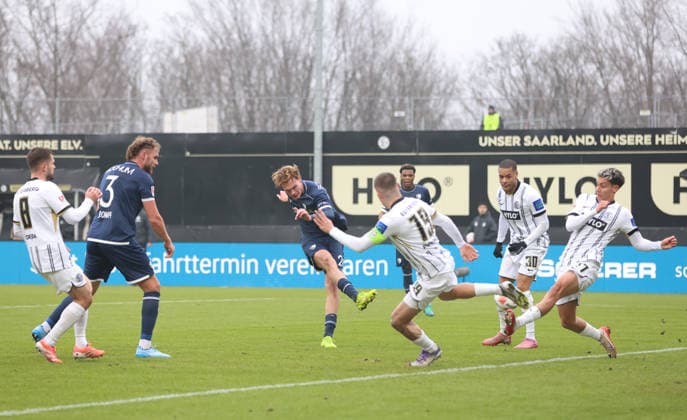 25.01.2026, Fussball, Herren, 2. Bundesliga, Saison 2025 2026, SV 07 Elversberg - VfL Bochum 1848, Mats Pannewig (VfL Bochum 1848) erzielt das Tor zum 0:1, Torschuss zum 0:1 Elversberg Ursapharm-Arena an der Kaiserlinde Saarland Deutschland (DEU)