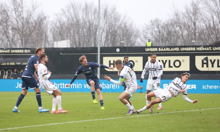 25.01.2026, Fussball, Herren, 2. Bundesliga, Saison 2025 2026, SV 07 Elversberg - VfL Bochum 1848, Mats Pannewig (VfL Bochum 1848) erzielt das Tor zum 0:1, Torschuss zum 0:1 Elversberg Ursapharm-Arena an der Kaiserlinde Saarland Deutschland (DEU)