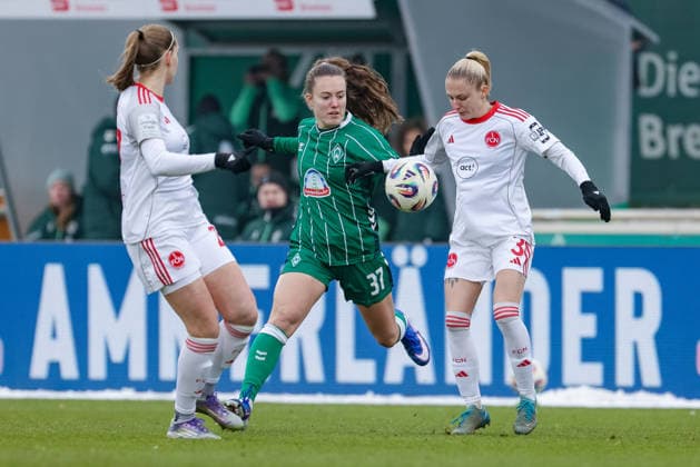 v.li.: Mara Alber (SV Werder Bremen, 37) und Fany Proniez (1. FC Nürnberg, 3) im Zweikampf, Duell, Dynamik, Aktion, Action, Spielszene, DIE DFB-RICHTLINIEN UNTERSAGEN JEGLICHE NUTZUNG VON FOTOS ALS SEQUENZBILDER UND ODER VIDEOÄHNLICHE FOTOSTRECKEN. DFB REGULATIONS PROHIBIT ANY USE OF PHOTOGRAPHS AS IMAGE SEQUENCES AND OR QUASI-VIDEO., 25.01.2026, (), Fussball, Google Pixel Frauen-Bundesliga, SV Werder Bremen - 1. FC Nürnberg