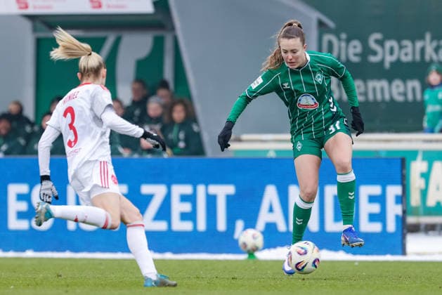 Mara Alber (SV Werder Bremen, 37) am Ball, Einzelbild, Ganzkörper, Aktion, Action, Spielszene, DIE DFB-RICHTLINIEN UNTERSAGEN JEGLICHE NUTZUNG VON FOTOS ALS SEQUENZBILDER UND ODER VIDEOÄHNLICHE FOTOSTRECKEN. DFB REGULATIONS PROHIBIT ANY USE OF PHOTOGRAPHS AS IMAGE SEQUENCES AND OR QUASI-VIDEO., 25.01.2026, (), Fussball, Google Pixel Frauen-Bundesliga, SV Werder Bremen - 1. FC Nürnberg