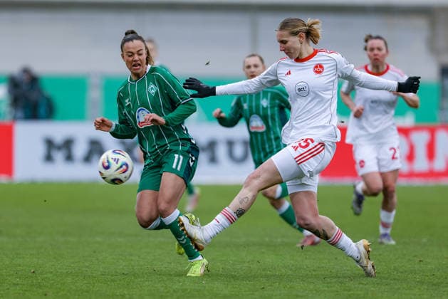 v.li.: Maja Sternad (SV Werder Bremen, 11) und Oliwia Wos (1. FC Nürnberg, 15) im Zweikampf, Duell, Dynamik, Aktion, Action, Spielszene, DIE DFB-RICHTLINIEN UNTERSAGEN JEGLICHE NUTZUNG VON FOTOS ALS SEQUENZBILDER UND ODER VIDEOÄHNLICHE FOTOSTRECKEN. DFB REGULATIONS PROHIBIT ANY USE OF PHOTOGRAPHS AS IMAGE SEQUENCES AND OR QUASI-VIDEO., 25.01.2026, (), Fussball, Google Pixel Frauen-Bundesliga, SV Werder Bremen - 1. FC Nürnberg