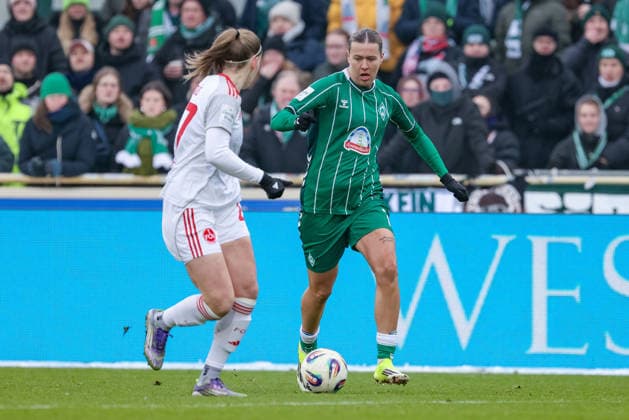 Larissa Mühlhaus (SV Werder Bremen, 7) am Ball, Einzelbild, Ganzkörper, Aktion, Action, Spielszene, DIE DFB-RICHTLINIEN UNTERSAGEN JEGLICHE NUTZUNG VON FOTOS ALS SEQUENZBILDER UND ODER VIDEOÄHNLICHE FOTOSTRECKEN. DFB REGULATIONS PROHIBIT ANY USE OF PHOTOGRAPHS AS IMAGE SEQUENCES AND OR QUASI-VIDEO., 25.01.2026, (), Fussball, Google Pixel Frauen-Bundesliga, SV Werder Bremen - 1. FC Nürnberg