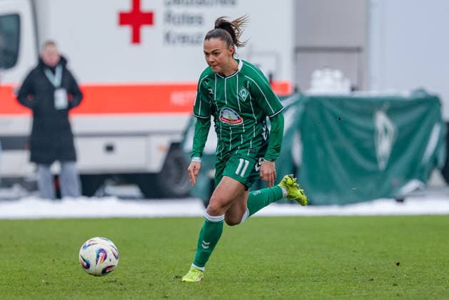 Maja Sternad (SV Werder Bremen, 11) am Ball, Freisteller, Einzelbild, Ganzkörper, Aktion, Action, Spielszene, DIE DFB-RICHTLINIEN UNTERSAGEN JEGLICHE NUTZUNG VON FOTOS ALS SEQUENZBILDER UND ODER VIDEOÄHNLICHE FOTOSTRECKEN. DFB REGULATIONS PROHIBIT ANY USE OF PHOTOGRAPHS AS IMAGE SEQUENCES AND OR QUASI-VIDEO., 25.01.2026, (), Fussball, Google Pixel Frauen-Bundesliga, SV Werder Bremen - 1. FC Nürnberg