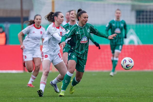 v.li.: Lara Meroni (1. FC Nürnberg, 11) und Maja Sternad (SV Werder Bremen, 11) im Zweikampf, Duell, Dynamik, Aktion, Action, Spielszene, DIE DFB-RICHTLINIEN UNTERSAGEN JEGLICHE NUTZUNG VON FOTOS ALS SEQUENZBILDER UND ODER VIDEOÄHNLICHE FOTOSTRECKEN. DFB REGULATIONS PROHIBIT ANY USE OF PHOTOGRAPHS AS IMAGE SEQUENCES AND OR QUASI-VIDEO., 25.01.2026, (), Fussball, Google Pixel Frauen-Bundesliga, SV Werder Bremen - 1. FC Nürnberg