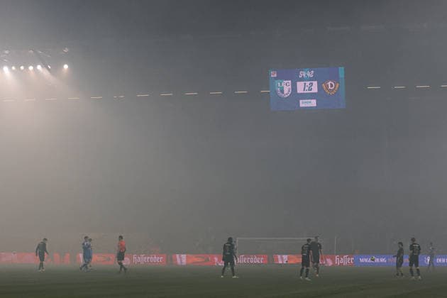 Referee Dr. Max Burda unterbricht das Spiel in der zweiten Halbzeit wegen des Rauches von der Pyro aus dem Fanblock von Dynamo Dresden - 2. Fußball Bundesliga Saison 2025-2026 Punktspiel 1. FC Magdeburg vs. SG Dynamo Dresden in der Avnet Arena in Magdeburg - Aktion,Fußball,Mann,Männer,Deutschland,24.01.2026 *** Referee Dr. Max Burda interrupts the game in the second half because of the smoke from the pyro from the Dynamo Dresden fan block 2 Soccer Bundesliga season 2025 2026 Point game 1 FC Magdeburg vs SG Dynamo Dresden in the Avnet Arena in Magdeburg Action,Soccer,Man,Men,Germany,24 01 2026