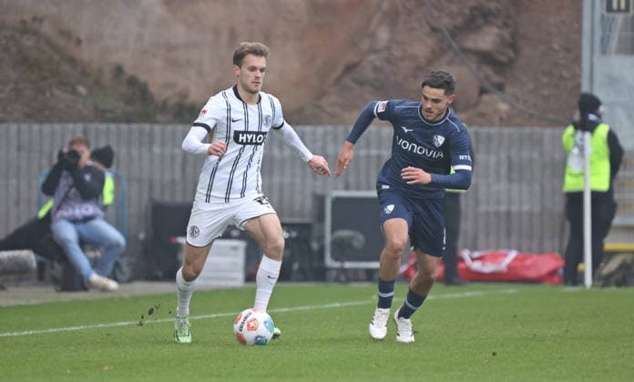 25.01.2026, Fussball, Herren, 2. Bundesliga, Saison 2025 2026, SV 07 Elversberg - VfL Bochum 1848, Tom Zimmerschied (SV 07 Elversberg) Kjell-Arik Wätjen (VfL Bochum 1848) Elversberg Ursapharm-Arena an der Kaiserlinde Saarland Deutschland (DEU)