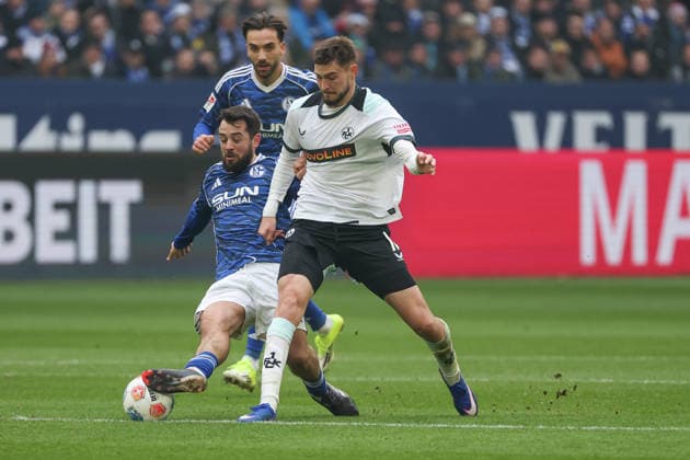 2. Bundesliga - FC Schalke 04 - 1. FC Kaiserslautern am 25.01.2026 in der Veltins-Arena auf Schalke Amin Younes (Schalke 8) gegen Atanas Chernev (Kaiserslautern 16)