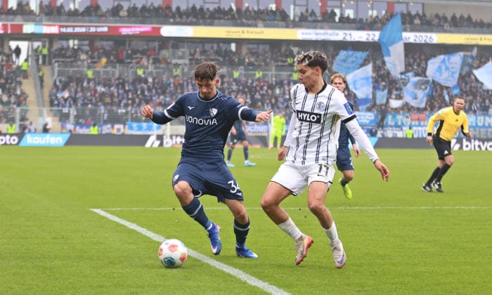 25.01.2026, Fussball, Herren, 2. Bundesliga, Saison 2025 2026, SV 07 Elversberg - VfL Bochum 1848, Cajetan Lenz (VfL Bochum 1848) Frederik Schmahl (SV 07 Elversberg) Elversberg Ursapharm-Arena an der Kaiserlinde Saarland Deutschland (DEU)