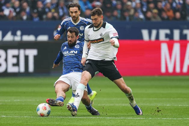 2. Bundesliga - FC Schalke 04 - 1. FC Kaiserslautern am 25.01.2026 in der Veltins-Arena auf Schalke Amin Younes (Schalke 8) gegen Atanas Chernev (Kaiserslautern 16)