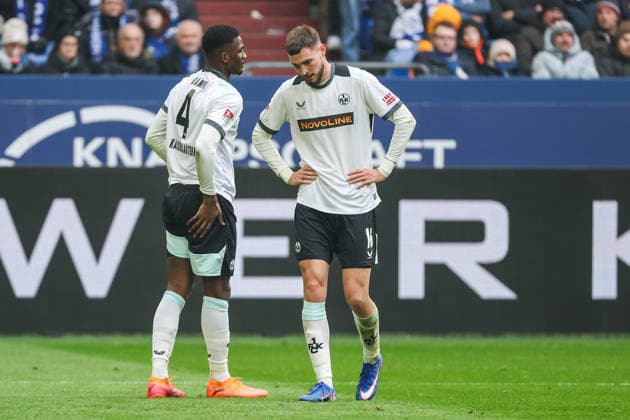 2. Bundesliga - FC Schalke 04 - 1. FC Kaiserslautern am 25.01.2026 in der Veltins-Arena auf Schalke Maxwell Gyamfi (Kaiserslautern 4) und Atanas Chernev (Kaiserslautern 16) im Gespräch