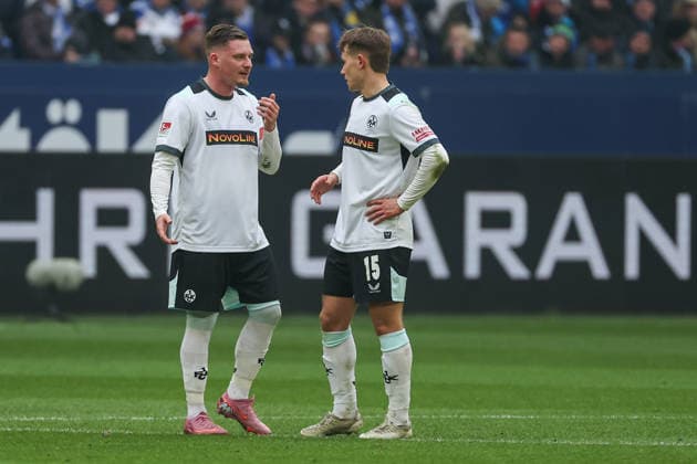 2. Bundesliga - FC Schalke 04 - 1. FC Kaiserslautern am 25.01.2026 in der Veltins-Arena auf Schalke Marlon Ritter (Kaiserslautern 7) und Naatan Skyttä Skyttae (Kaiserslautern 15) im Gespräch