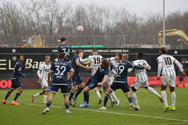 25.01.2026, Fussball, Herren, 2. Bundesliga, Saison 2025 2026, SV 07 Elversberg - VfL Bochum 1848, Lukas Pinckert (SV 07 Elversberg), Lukas Petkov (SV 07 Elversberg), Maximilian Wittek (VfL Bochum 1848), Cajetan Lenz (VfL Bochum 1848), Philipp Strompf (VfL Bochum 1848), Leandro Morgalla (VfL Bochum 1848) Elversberg Ursapharm-Arena an der Kaiserlinde Saarland Deutschland (DEU)