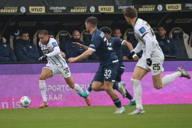 25.01.2026, Fussball, Herren, 2. Bundesliga, Saison 2025 2026, SV 07 Elversberg - VfL Bochum 1848, Jan Gyamerah (SV 07 Elversberg), Maximilian Wittek (VfL Bochum 1848) Elversberg Ursapharm-Arena an der Kaiserlinde Saarland Deutschland (DEU)