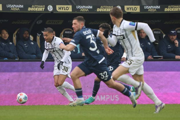 25.01.2026, Fussball, Herren, 2. Bundesliga, Saison 2025 2026, SV 07 Elversberg - VfL Bochum 1848, Jan Gyamerah (SV 07 Elversberg), Maximilian Wittek (VfL Bochum 1848) Elversberg Ursapharm-Arena an der Kaiserlinde Saarland Deutschland (DEU)