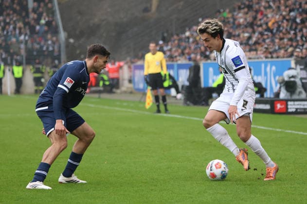 25.01.2026, Fussball, Herren, 2. Bundesliga, Saison 2025 2026, SV 07 Elversberg - VfL Bochum 1848, Nicholas Mickelson (SV 07 Elversberg), Kjell-Arik Wätjen (VfL Bochum 1848) Elversberg Ursapharm-Arena an der Kaiserlinde Saarland Deutschland (DEU)