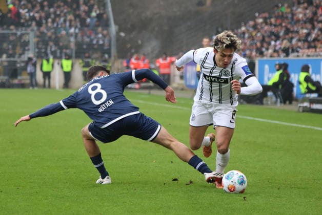 25.01.2026, Fussball, Herren, 2. Bundesliga, Saison 2025 2026, SV 07 Elversberg - VfL Bochum 1848, Nicholas Mickelson (SV 07 Elversberg), Kjell-Arik Wätjen (VfL Bochum 1848) Elversberg Ursapharm-Arena an der Kaiserlinde Saarland Deutschland (DEU)