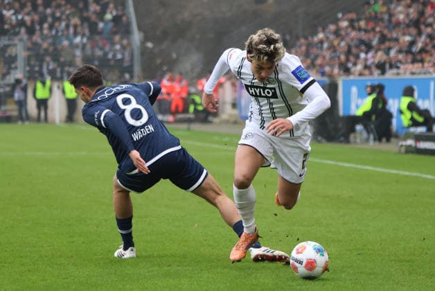 25.01.2026, Fussball, Herren, 2. Bundesliga, Saison 2025 2026, SV 07 Elversberg - VfL Bochum 1848, Nicholas Mickelson (SV 07 Elversberg), Kjell-Arik Wätjen (VfL Bochum 1848) Elversberg Ursapharm-Arena an der Kaiserlinde Saarland Deutschland (DEU)