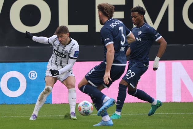 25.01.2026, Fussball, Herren, 2. Bundesliga, Saison 2025 2026, SV 07 Elversberg - VfL Bochum 1848, Lukas Petkov (SV 07 Elversberg), Philipp Strompf (VfL Bochum 1848), Farid Alfa-Ruprecht (VfL Bochum 1848) Elversberg Ursapharm-Arena an der Kaiserlinde Saarland Deutschland (DEU)