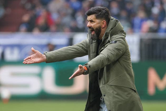 2. Bundesliga - FC Schalke 04 - 1. FC Kaiserslautern am 25.01.2026 in der Veltins-Arena auf Schalke Trainer Miron Muslic (Schalke) gestikuliert
