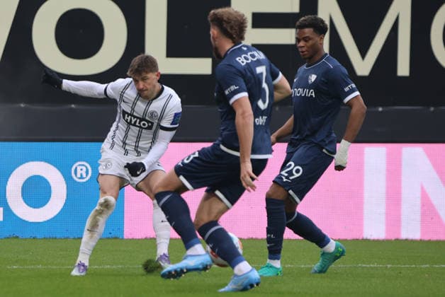 25.01.2026, Fussball, Herren, 2. Bundesliga, Saison 2025 2026, SV 07 Elversberg - VfL Bochum 1848, Lukas Petkov (SV 07 Elversberg), Philipp Strompf (VfL Bochum 1848), Farid Alfa-Ruprecht (VfL Bochum 1848) Elversberg Ursapharm-Arena an der Kaiserlinde Saarland Deutschland (DEU)