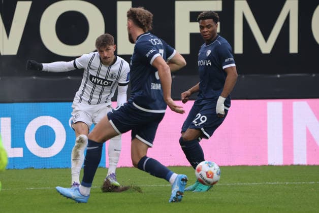 25.01.2026, Fussball, Herren, 2. Bundesliga, Saison 2025 2026, SV 07 Elversberg - VfL Bochum 1848, Lukas Petkov (SV 07 Elversberg), Philipp Strompf (VfL Bochum 1848), Farid Alfa-Ruprecht (VfL Bochum 1848) Elversberg Ursapharm-Arena an der Kaiserlinde Saarland Deutschland (DEU)