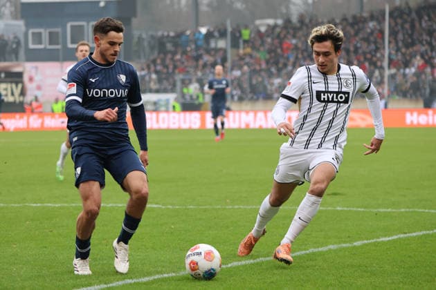 25.01.2026, Fussball, Herren, 2. Bundesliga, Saison 2025 2026, SV 07 Elversberg - VfL Bochum 1848, Nicholas Mickelson (SV 07 Elversberg), Kjell-Arik Wätjen (VfL Bochum 1848) Elversberg Ursapharm-Arena an der Kaiserlinde Saarland Deutschland (DEU)
