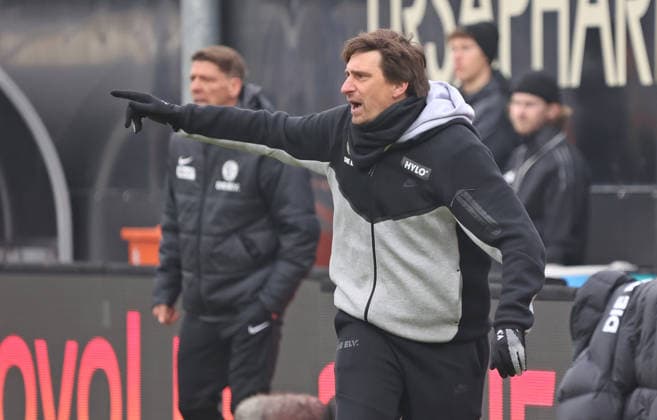 25.01.2026, Fussball, Herren, 2. Bundesliga, Saison 2025 2026, SV 07 Elversberg - VfL Bochum 1848, Trainer Vincent Wagner (SV 07 Elversberg) gestikuliert, gibt Anweisungen Elversberg Ursapharm-Arena an der Kaiserlinde Saarland Deutschland (DEU)