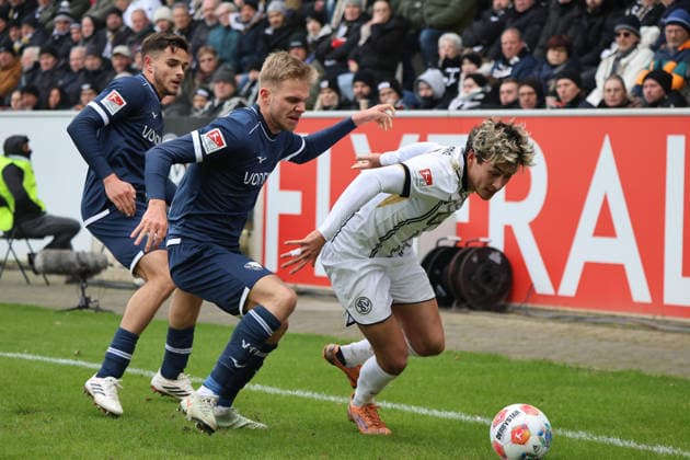 25.01.2026, Fussball, Herren, 2. Bundesliga, Saison 2025 2026, SV 07 Elversberg - VfL Bochum 1848, Nicholas Mickelson (SV 07 Elversberg), Kjell-Arik Wätjen (VfL Bochum 1848), Leandro Morgalla (VfL Bochum 1848) Elversberg Ursapharm-Arena an der Kaiserlinde Saarland Deutschland (DEU)