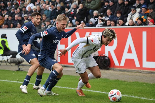 25.01.2026, Fussball, Herren, 2. Bundesliga, Saison 2025 2026, SV 07 Elversberg - VfL Bochum 1848, Nicholas Mickelson (SV 07 Elversberg), Kjell-Arik Wätjen (VfL Bochum 1848), Leandro Morgalla (VfL Bochum 1848) Elversberg Ursapharm-Arena an der Kaiserlinde Saarland Deutschland (DEU)