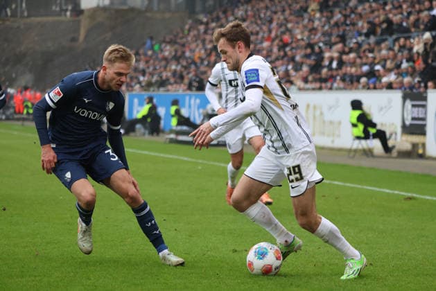 25.01.2026, Fussball, Herren, 2. Bundesliga, Saison 2025 2026, SV 07 Elversberg - VfL Bochum 1848, Tom Zimmerschied (SV 07 Elversberg), Leandro Morgalla (VfL Bochum 1848) Elversberg Ursapharm-Arena an der Kaiserlinde Saarland Deutschland (DEU)
