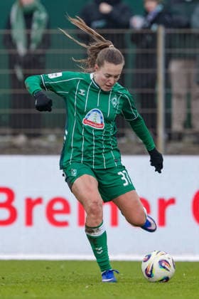 Mara Alber (SV Werder Bremen, 37) am Ball, Freisteller, Einzelbild, Ganzkörper, Aktion, Action, Spielszene, DIE DFB-RICHTLINIEN UNTERSAGEN JEGLICHE NUTZUNG VON FOTOS ALS SEQUENZBILDER UND ODER VIDEOÄHNLICHE FOTOSTRECKEN. DFB REGULATIONS PROHIBIT ANY USE OF PHOTOGRAPHS AS IMAGE SEQUENCES AND OR QUASI-VIDEO., 25.01.2026, (), Fussball, Google Pixel Frauen-Bundesliga, SV Werder Bremen - 1. FC Nürnberg