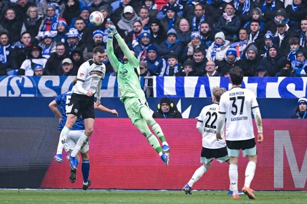 25.01.2026, Fussball, 2. Bundesliga, Saison 2025 2026, 19. Spieltag, FC Schalke 04 - 1. FC Kaiserslautern, Torwart Loris Karius (FC Schalke 04) pariert den Ball, xRHR-FOTO YYx