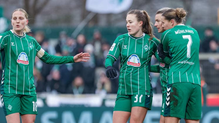 v.li.: Lina Hausicke (SV Werder Bremen, 18), Mara Alber (SV Werder Bremen, 37), Torschützin Medina Desic (SV Werder Bremen, 9) und Larissa Mühlhaus (SV Werder Bremen, 7) mit Torjubel, Jubel, jubeln, jubelt, optimistisch, Spielszene, Highlight, Freude über das Tor zum 1:1, DIE DFB-RICHTLINIEN UNTERSAGEN JEGLICHE NUTZUNG VON FOTOS ALS SEQUENZBILDER UND ODER VIDEOÄHNLICHE FOTOSTRECKEN. DFB REGULATIONS PROHIBIT ANY USE OF PHOTOGRAPHS AS IMAGE SEQUENCES AND OR QUASI-VIDEO., 25.01.2026, (), Fussball, Google Pixel Frauen-Bundesliga, SV Werder Bremen - 1. FC Nürnberg