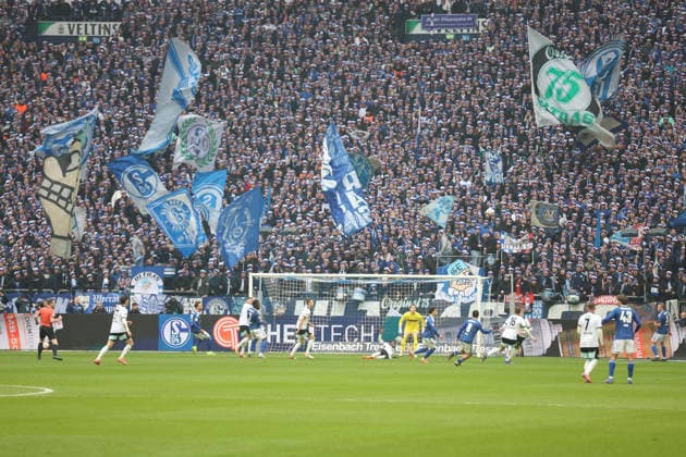 25.01.2026, xrekx, Fussball 2.Bundesliga, FC Schalke 04 - 1.FC Kaiserslautern v.l. Schalke Fans ,Stimmung, Schals, Trikot, Fahne, Banner, Ultras, Zuschauer, Besucher, Choreo, Choreografie, atmosphere, spectators, Visitors (DFL DFB REGULATIONS PROHIBIT ANY USE OF PHOTOGRAPHS as IMAGE SEQUENCES and or QUASI-VIDEO) Gelsenkirchen