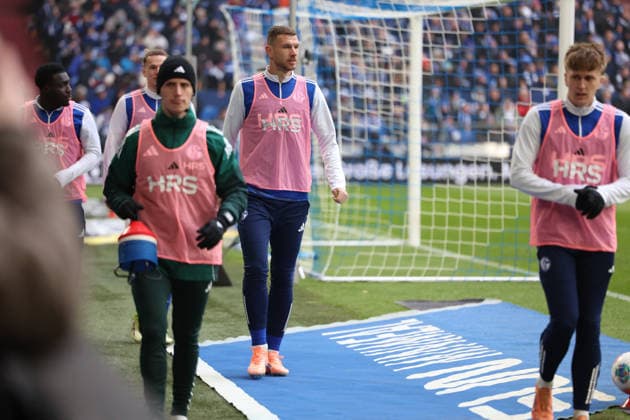 25.01.2026, xrekx, Fussball 2.Bundesliga, FC Schalke 04 - 1.FC Kaiserslautern v.l. Edin Dzeko (FC Schalke 04) Warmup warm up Aufwaermen aufwaermen (DFL DFB REGULATIONS PROHIBIT ANY USE OF PHOTOGRAPHS as IMAGE SEQUENCES and or QUASI-VIDEO) Gelsenkirchen