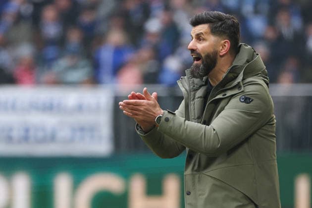 2. Bundesliga - FC Schalke 04 - 1. FC Kaiserslautern am 25.01.2026 in der Veltins-Arena auf Schalke Trainer Miron Muslic (Schalke) ist zufrieden, klatscht, klatschen, applaus, applaudiert
