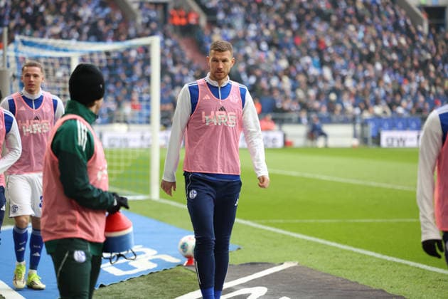 25.01.2026, xrekx, Fussball 2.Bundesliga, FC Schalke 04 - 1.FC Kaiserslautern v.l. Edin Dzeko (FC Schalke 04) Warmup warm up Aufwaermen aufwaermen (DFL DFB REGULATIONS PROHIBIT ANY USE OF PHOTOGRAPHS as IMAGE SEQUENCES and or QUASI-VIDEO) Gelsenkirchen