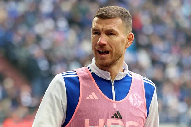 25.01.2026, xrekx, Fussball 2.Bundesliga, FC Schalke 04 - 1.FC Kaiserslautern v.l. Edin Dzeko (FC Schalke 04) Warmup warm up Aufwaermen aufwaermen (DFL DFB REGULATIONS PROHIBIT ANY USE OF PHOTOGRAPHS as IMAGE SEQUENCES and or QUASI-VIDEO) Gelsenkirchen