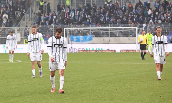 25.01.2026, Fussball, Herren, 2. Bundesliga, Saison 2025 2026, SV 07 Elversberg - VfL Bochum 1848, Die Spieler der SV Elversberg verlassen enttäuscht das Spielfeld Elversberg Ursapharm-Arena an der Kaiserlinde Saarland Deutschland (DEU)