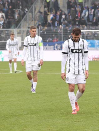 25.01.2026, Fussball, Herren, 2. Bundesliga, Saison 2025 2026, SV 07 Elversberg - VfL Bochum 1848, Die Spieler der SV Elversberg verlassen enttäuscht das Spielfeld, Lukasz Poreba (SV 07 Elversberg) Elversberg Ursapharm-Arena an der Kaiserlinde Saarland Deutschland (DEU)