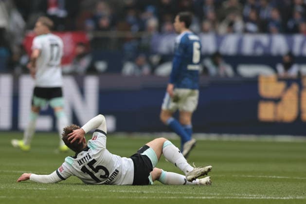 Naatan Skytta (1.FC Kaiserslautern) liegt nach einem Zweikampf zu Boden beim Spiel der 2. Bundesliga (Saison 2025 26) FC Schalke 04 - 1. FC Kaiserslautern - Copyright: Thomas Pakusch